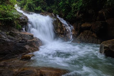 Der Yasodhara Wasserfall – Ein erfrischender Rückzugsort inmitten der üppigen Landschaft Yasothorns!