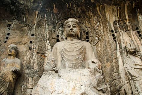  Die Longmen-Grotten! Eine Reise durch die Geschichte Chinas in Stein gemeißelt.