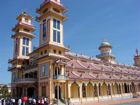  Das Cao Dai Tempel: Ein Kaleidoskop kultureller Einflüsse und spiritueller Stille!