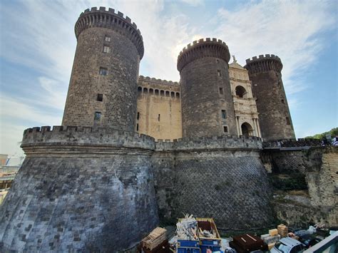 Der Castel Nuovo von Neapel! Eine Festung voller Geschichte und majestätischer Architektur