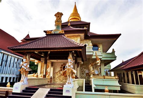 Der Vihara Buddha Gumpala! Ein spirituelles Juwel im Herzen von Surabaya!