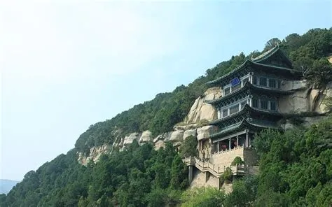  Die Tianlongshan-Grotte: Ein spirituelles Paradies voller stalaktischer Wunder!