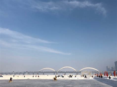  Songhua River Bridge: Eine futuristische Meisterleistung mit atemberaubender Aussicht!