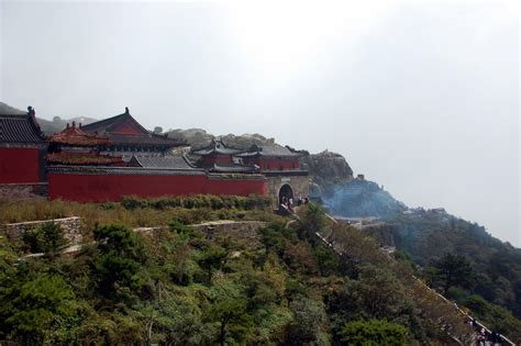 Die  Taizishan-Tempelanlage – Ein Paradies für Geschichteliebhaber und Naturverliebte!